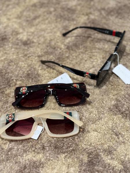 Sonnenbrille mit Design (grün/rot), eckig